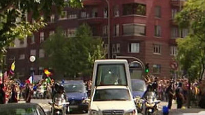 El Papa es aclamado por todo el recorrido desde Barajas hasta la Nunciatura