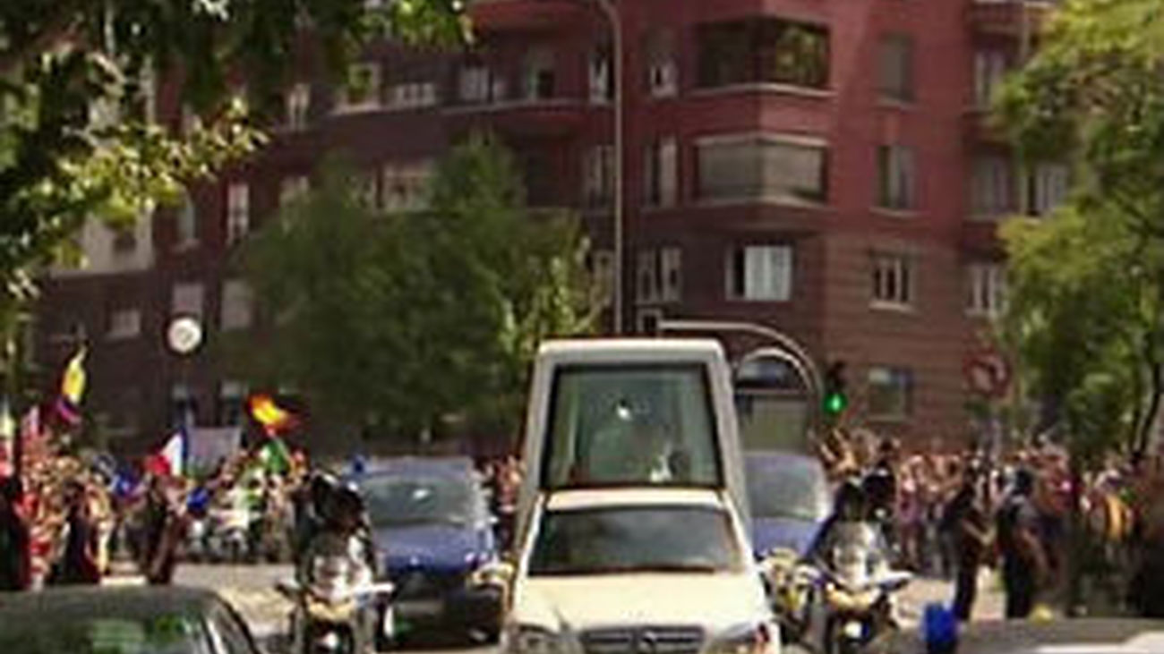 El Papa es aclamado por todo el recorrido desde Barajas hasta la Nunciatura