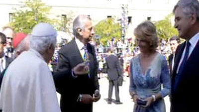 San Lorenzo de El Escorial recibe al papa con júbilo y con la medalla de honor