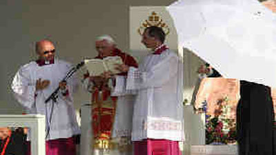 El Papa pide a los jóvenes en el Vía Crucis que no pasen de largo ante el dolor