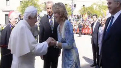 Aguirre recibe en El Escorial a Benedicto XVI en nombre de todos los madrileños