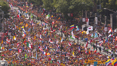 Una multitud acompaña al Via Crucis