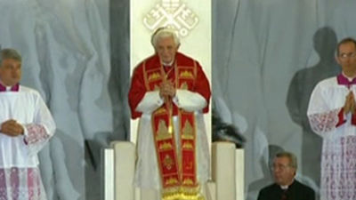 Dos peregrinos dan la bienvenida al Papa