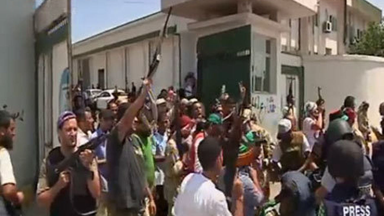 Los rebeldes libios buscan a Gadafi y se preparan para una nueva era
