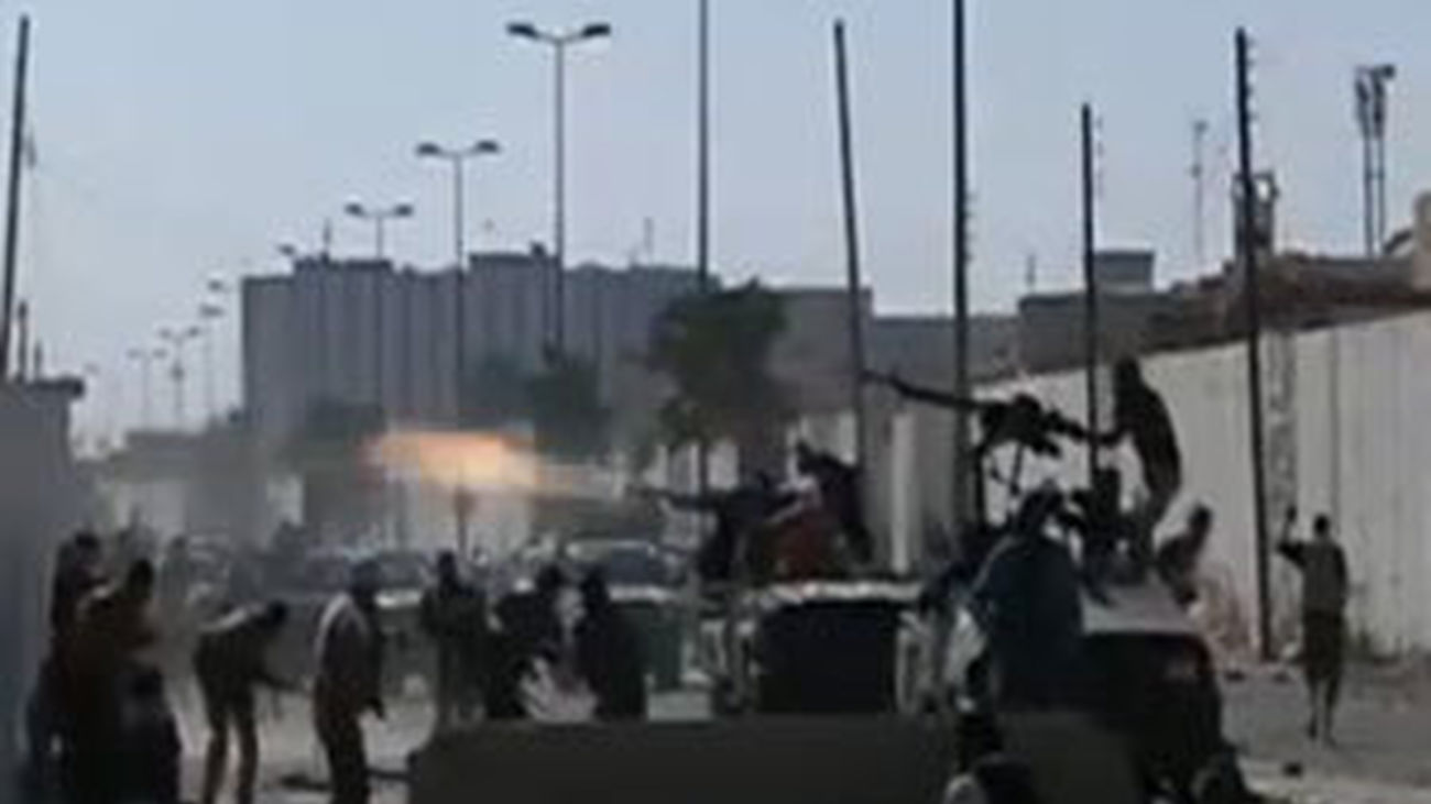 Los rebeldes controlan la residencia de Gadafi donde ondea ya la nueva bandera