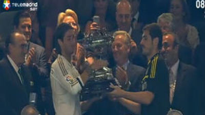 Benzema y Ramos dan el Trofeo Bernabéu en un partido de adhesión a Mourinho