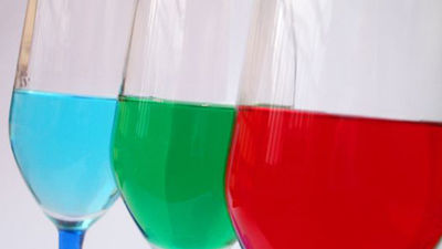 Cuatro euros por inhalar alcohol de un tubo, la última moda en Mallorca