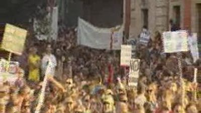 Peregrinos galos denuncian que fueron agredidos, insultados  y humillados con un látigo en Sol tras la marcha laica