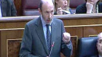 Rubalcaba toma las riendas de la negociación de la reforma constitucional ante la división en el PSOE