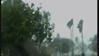 "Irene" llega a zonas costeras de EE.UU. y millones se preparan para lo peor