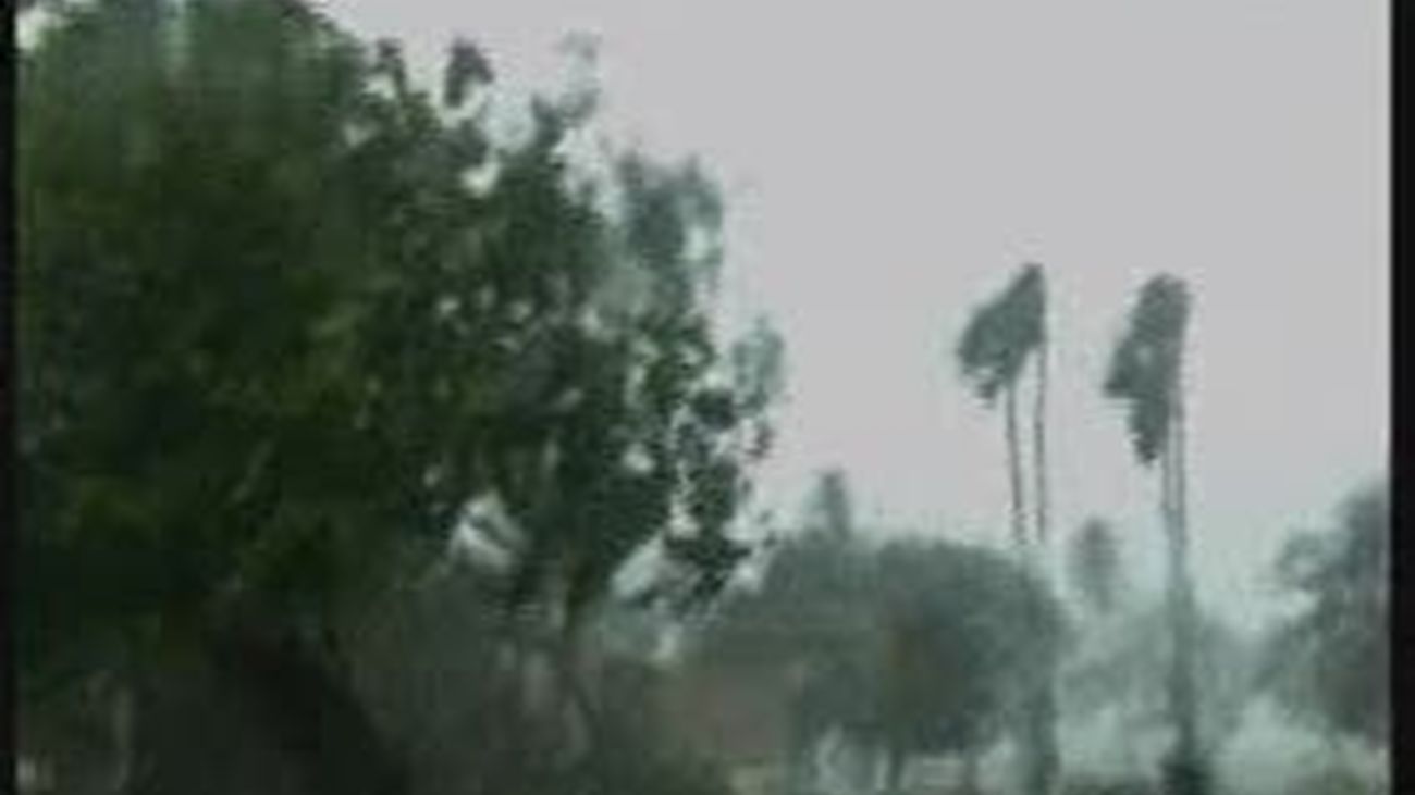 "Irene" llega a zonas costeras de EE.UU. y millones se preparan para lo peor