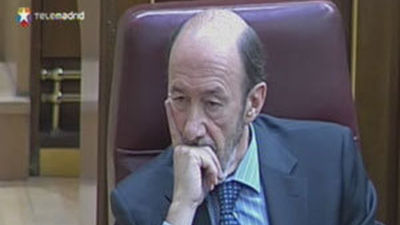 Rubalcaba descarta el referéndum e invita a los compañeros críticos a leerse el acuerdo