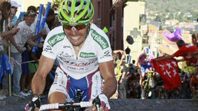 Castroviejo abre la puerta grande de la Vuelta