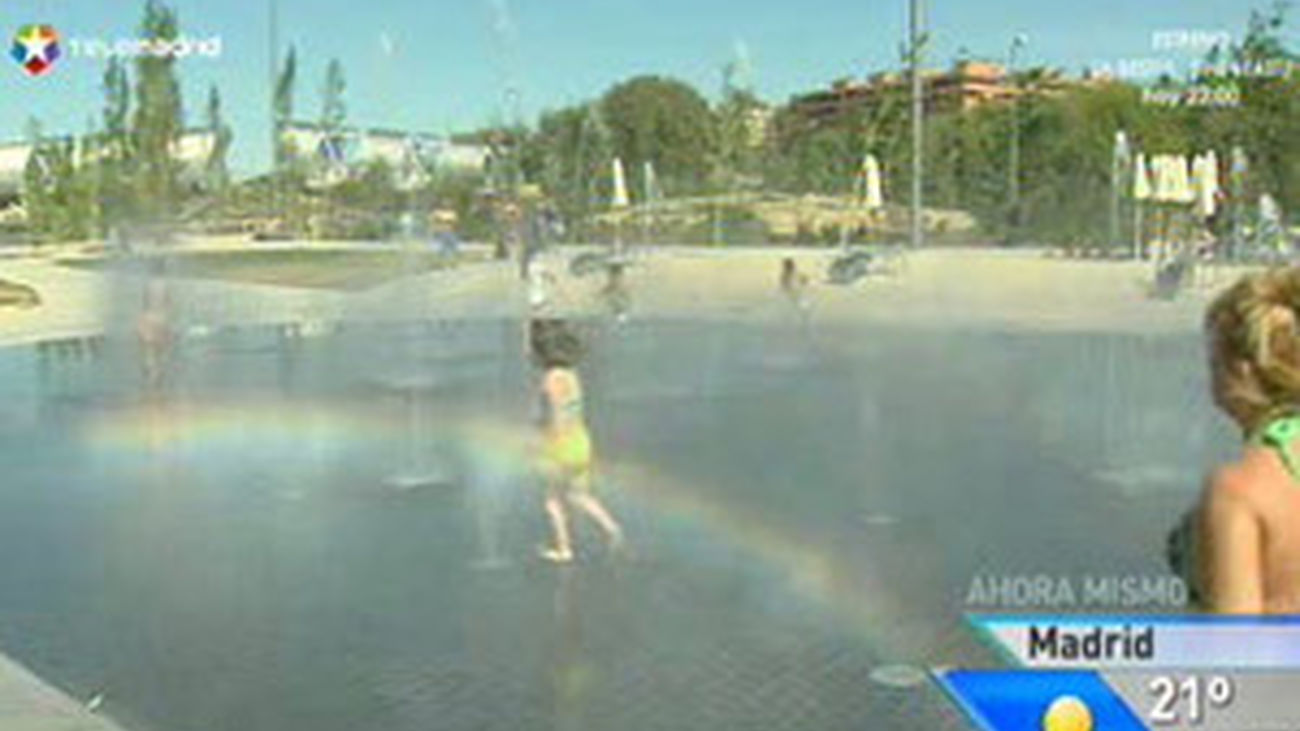 Arena de playa y tumbonas en el centro de Madrid