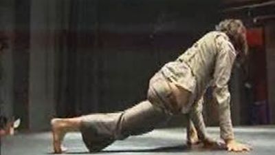 Un contorsionista del Circo del Sol exhibe sus dotes en la Triángulo