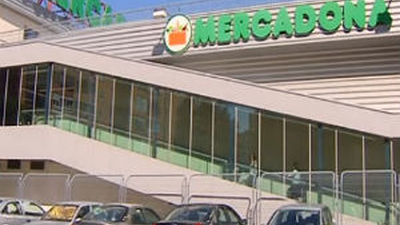 Un grupo de encapuchados asalta un supermercado en Santa Eugenia y se lleva el dinero