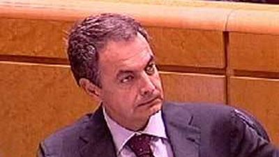 Zapatero se despide del Senado en una sesión de guante blanco