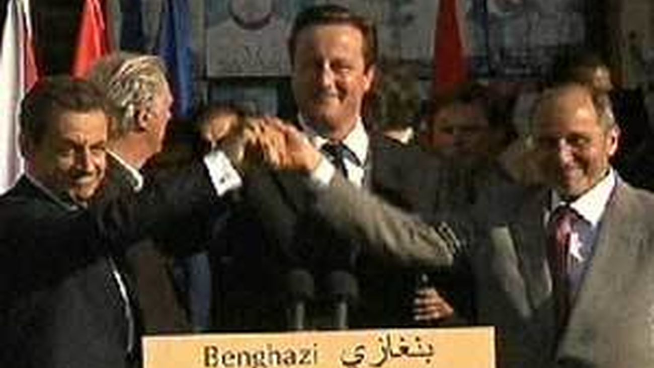 Sarkozy y Cameron apoyan al Consejo Transitorio libio