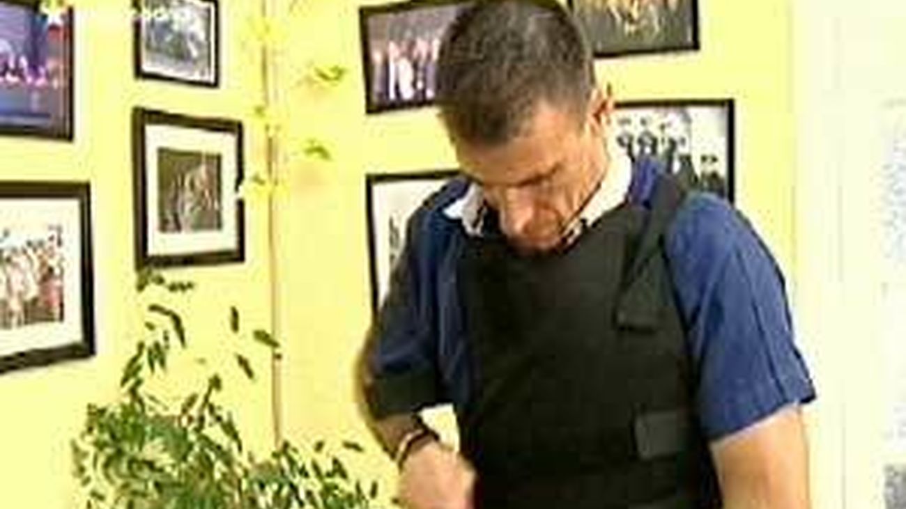 Un chaleco antibalas, comprado de su propio bolsillo, salvó ayer la vida del policía nacional