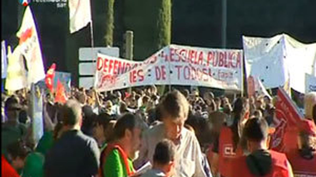 Sindicatos y profesores se manifiestan en Madrid contra las medidas de ahorro en la educación