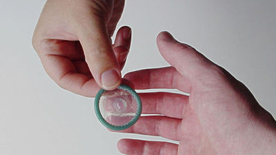 Bill Gates promueve en Twitter becas para una nueva generación de preservativos