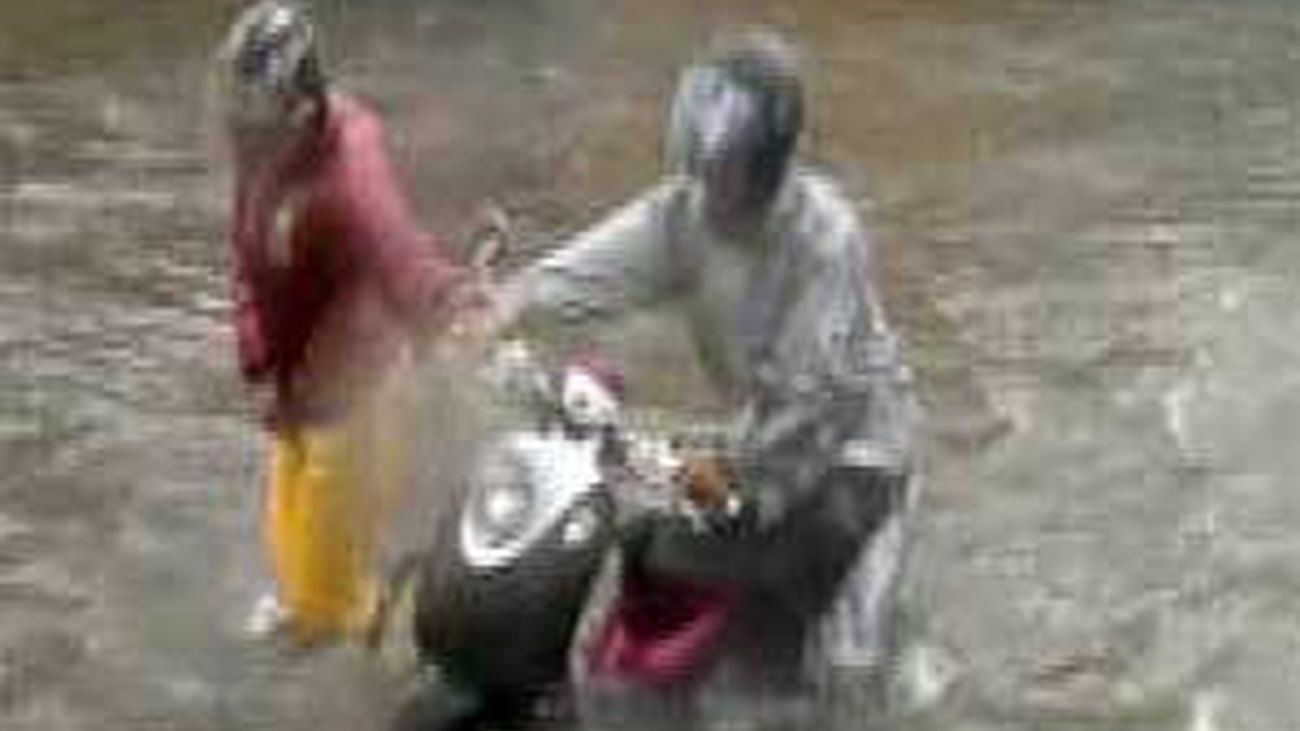 Al menos 8 muertos y miles de desplazados por el tifón "Nesat" en Filipinas