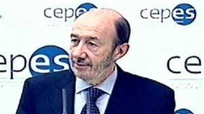 Rubalcaba dice que, si gana, no congelará pensiones ni los salarios de funcionarios