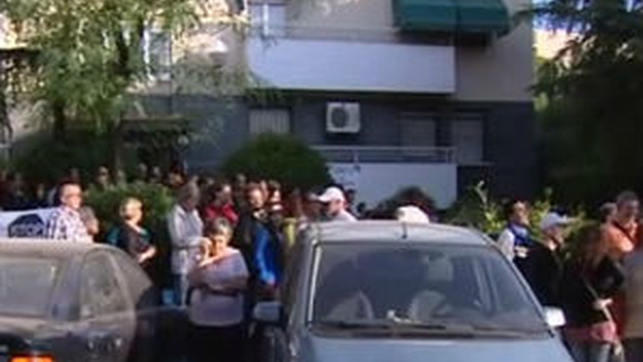 Un centenar de personas consigue aplazar  un mes el desahucio de una vivienda en Latina