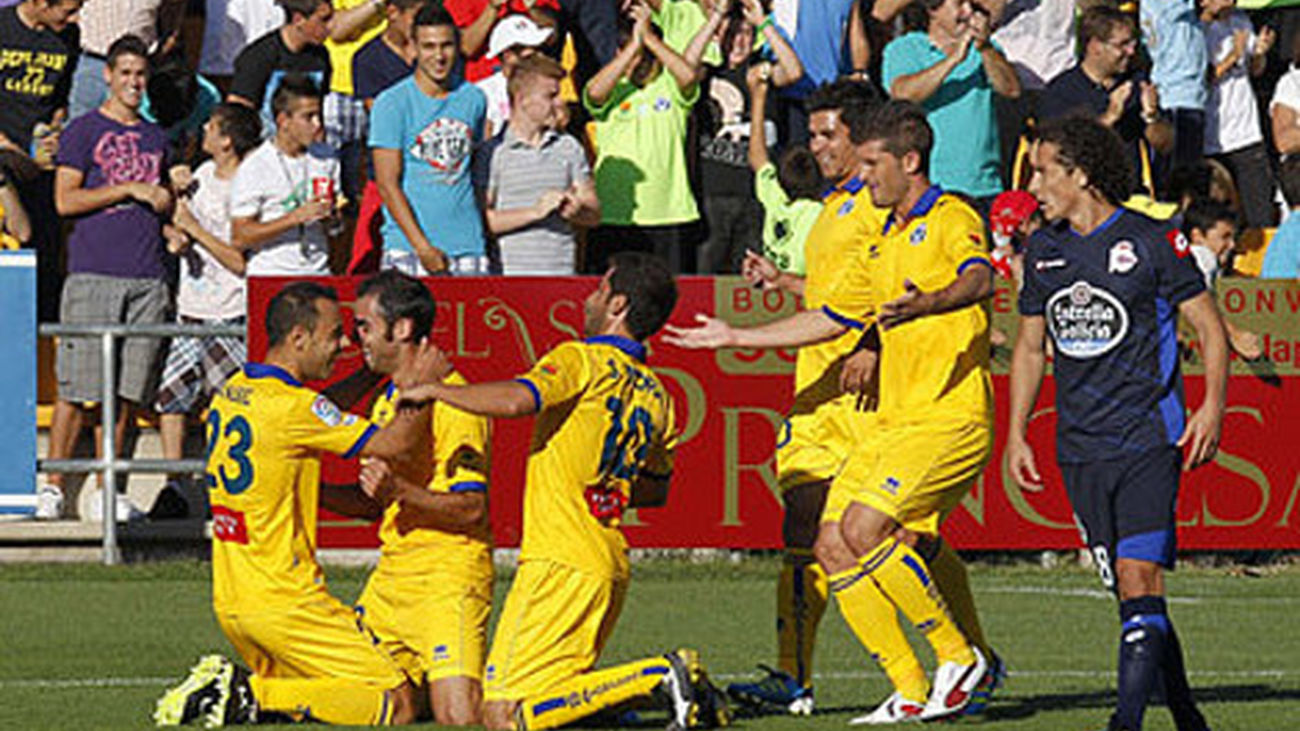 Los jugadores del Alcorcón celebran uno de los tantos ante el Deportivo de la Coruña