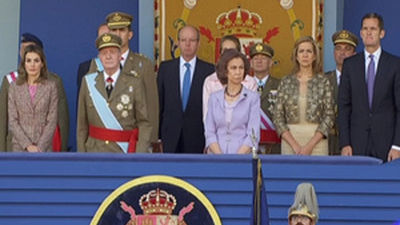 Los Reyes presiden la Fiesta Nacional, con abucheos a Zapatero