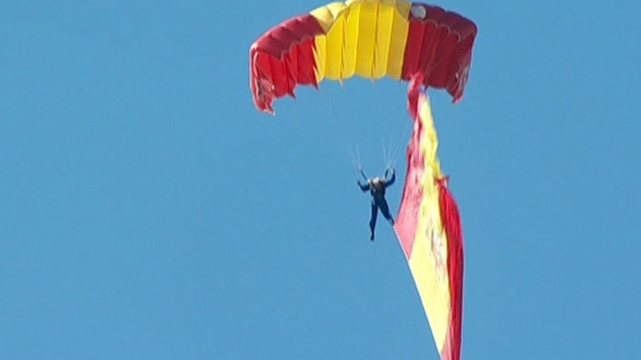 Los paracaidistas con la bandera
