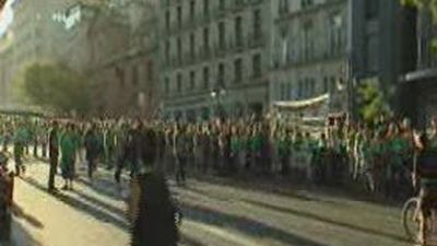 La Policía impide la cadena humana ante Educación mientras 200 manifestantes cortan la calle Alcalá