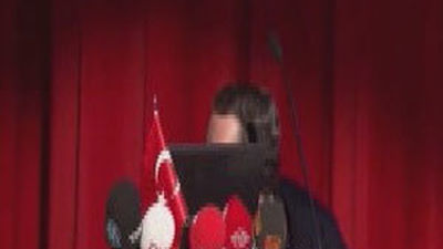 Estudiantes turcos lanzan huevos a un representante del FMI