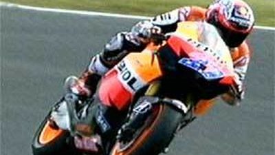 Stoner logra su segundo título en casa con Lorenzo en el hospital