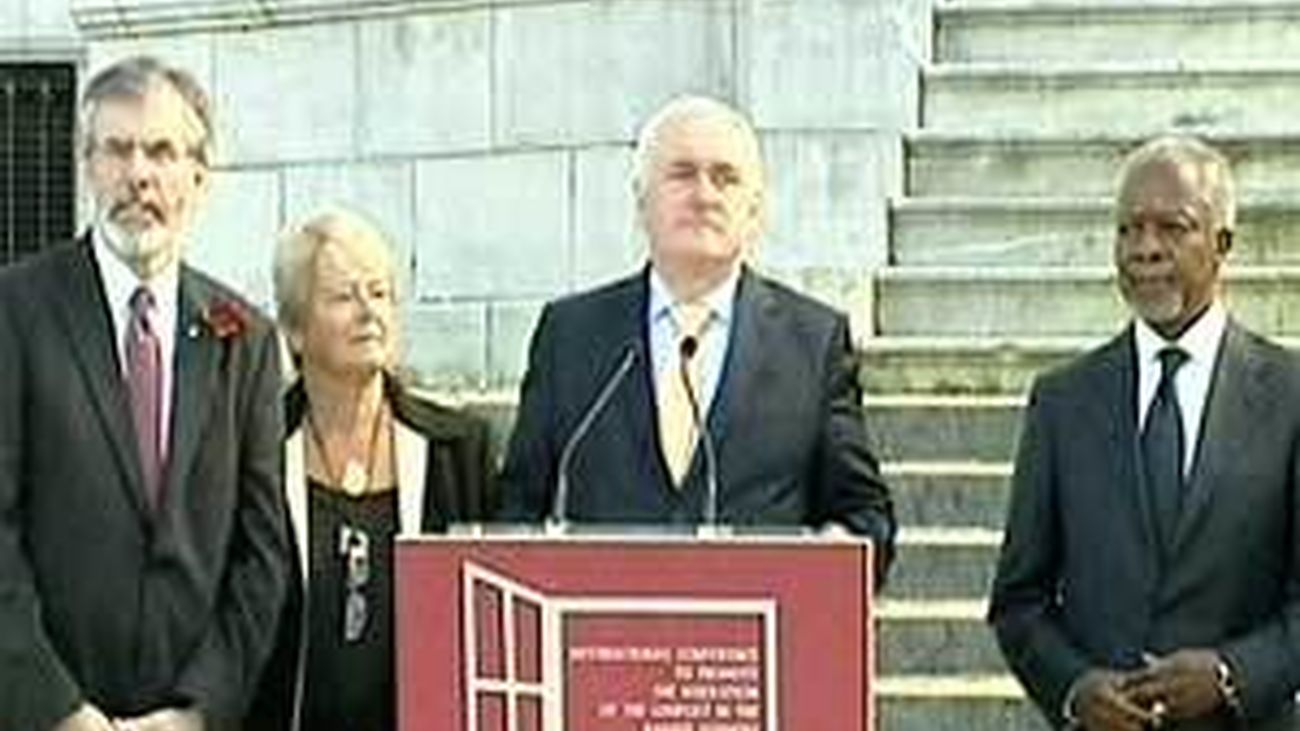 La conferencia de paz no pide la disolución de ETA y equipara a los terroristas con sus víctimas