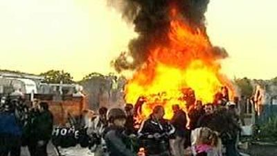 "Travellers" británicos se enfrentan a la Policía para evitar su desahucio