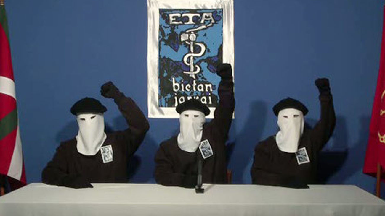 Miembros de ETA, durante el comunicado del cese definitivo de su actividad armada