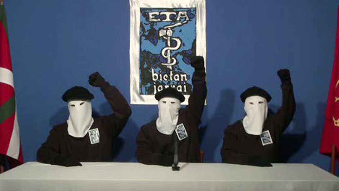 Miembros de ETA, durante el comunicado del cese definitivo de su actividad armada