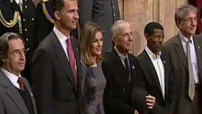 El príncipe de Asturias entrega la insignia de los ocho premios a todos los galardonados