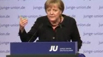 Merkel dice que sería un "enorme  error" permitir la salida de Grecia del euro
