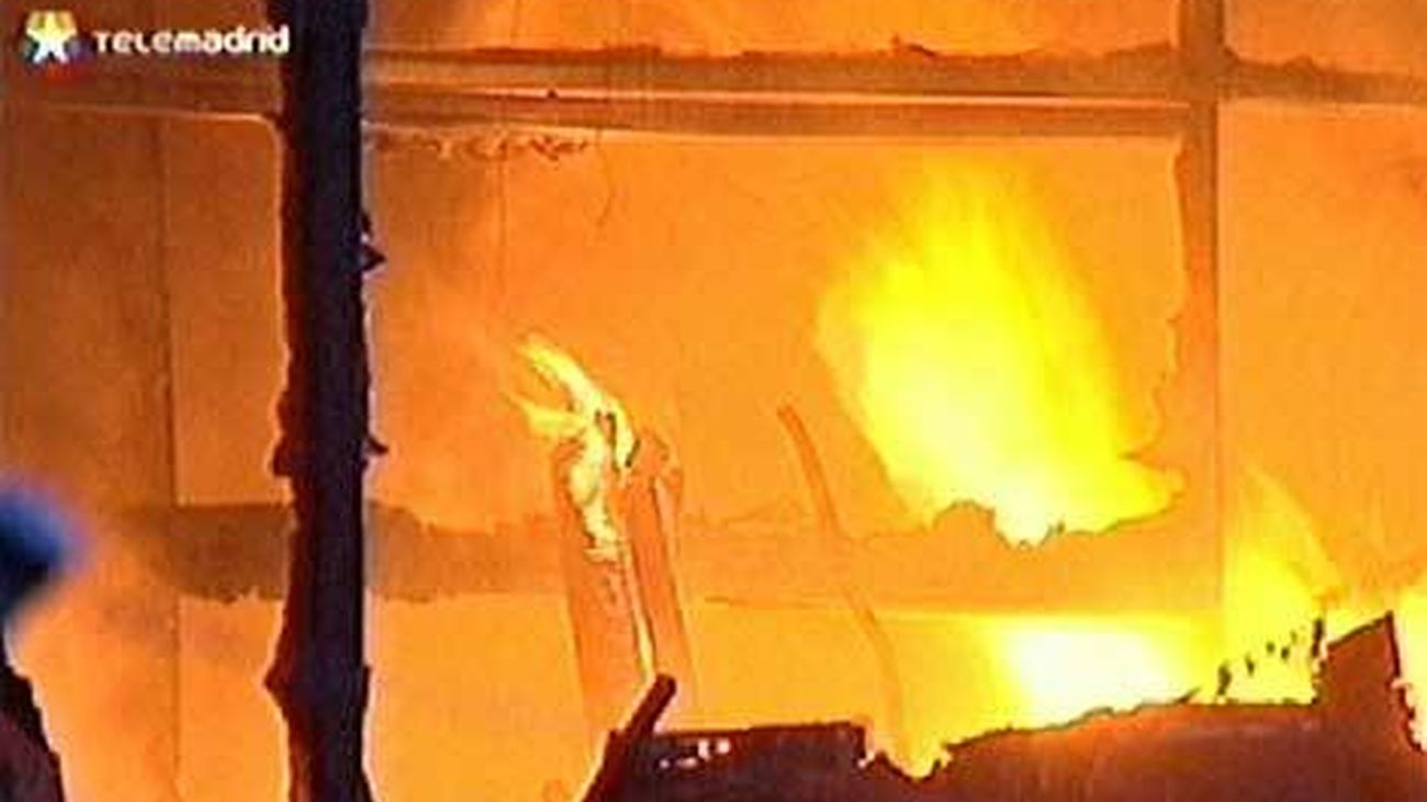 Un incendio arrasa dos hangares del aeródromo de Cuatro Vientos