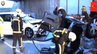 Un muerto y dos heridos graves al caer un coche por un puente de la M-50