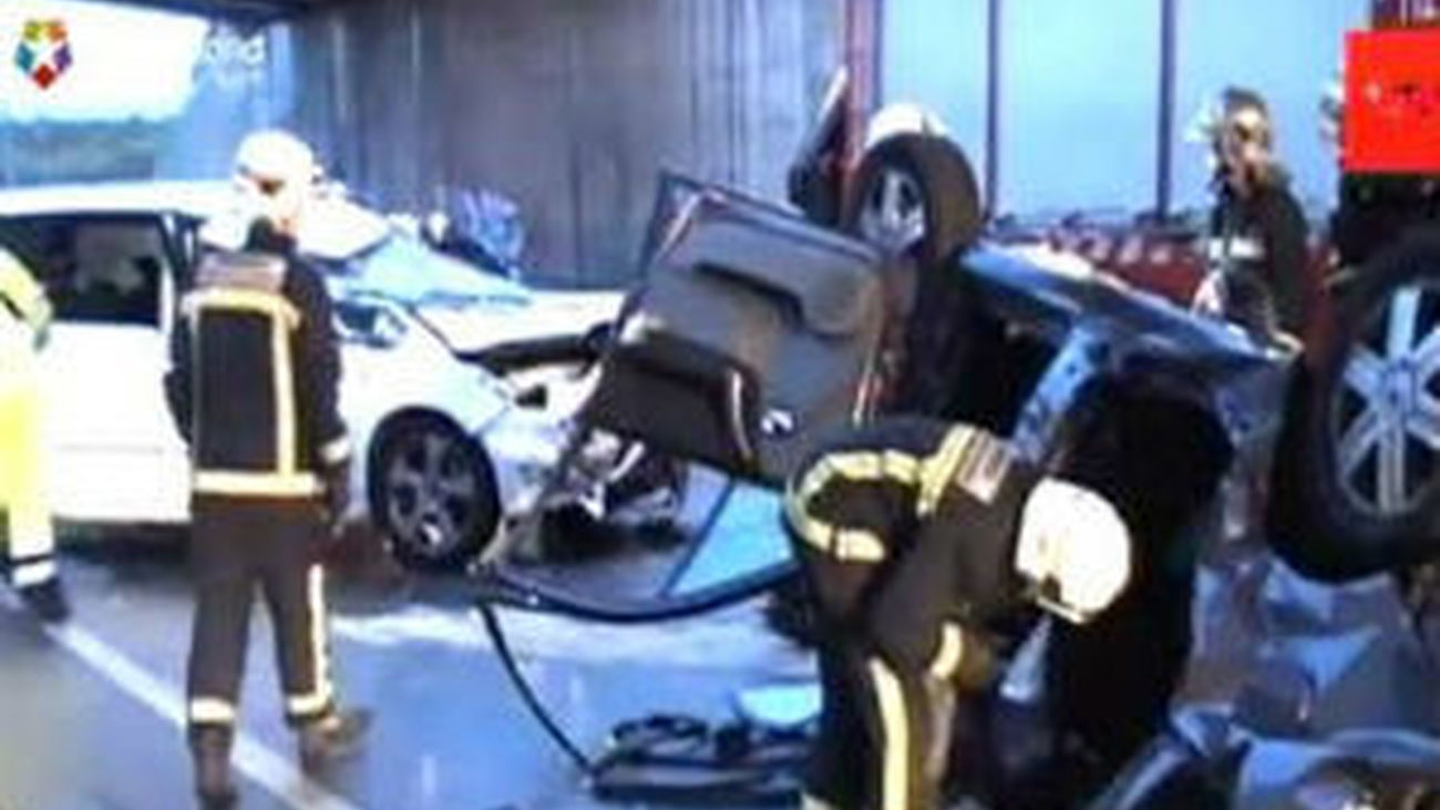 Un muerto y dos heridos graves al caer un coche por un puente de la M-50