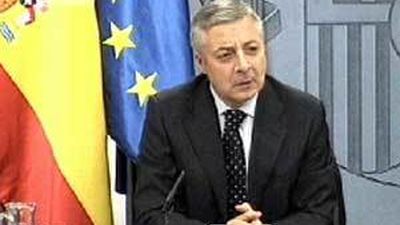 Saénz de Santamaría: cada día que Blanco no da explicaciones, Rubalcaba es más responsable