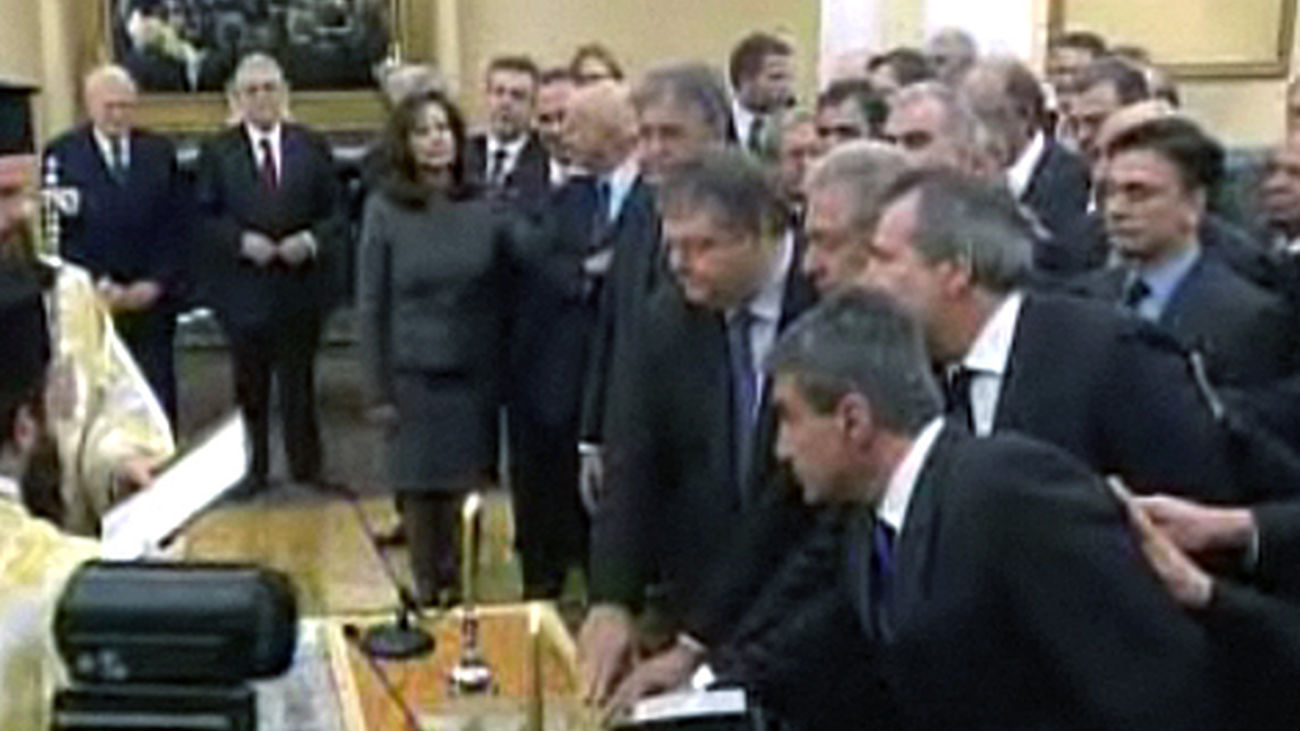 El nuevo Gobierno de unidad griego comienza su ardua misión de salvar al país