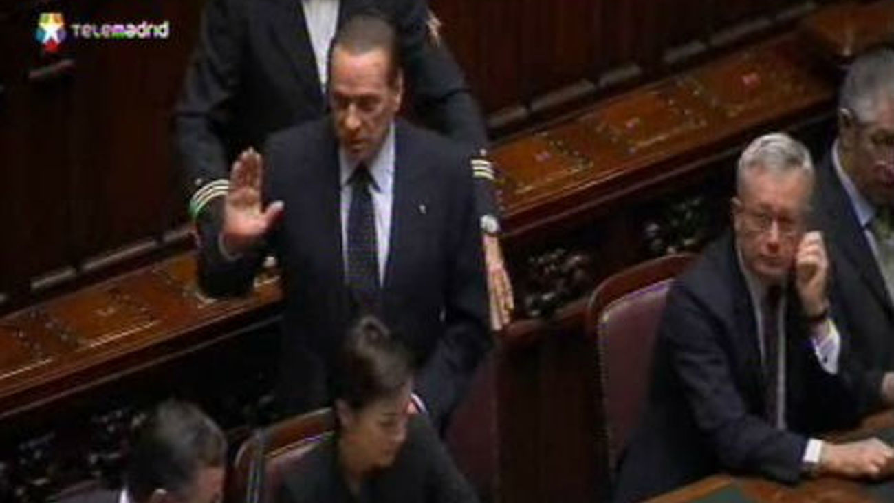 Berlusconi dimite y deja paso a otro gobierno que saque a Italia de la quiebra
