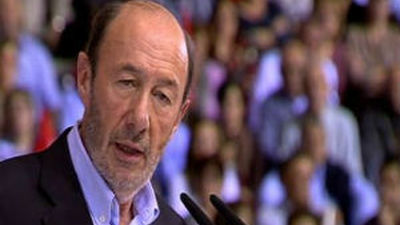 Rubalcaba acusa a Rajoy de actuar "al dictado de Aznar"