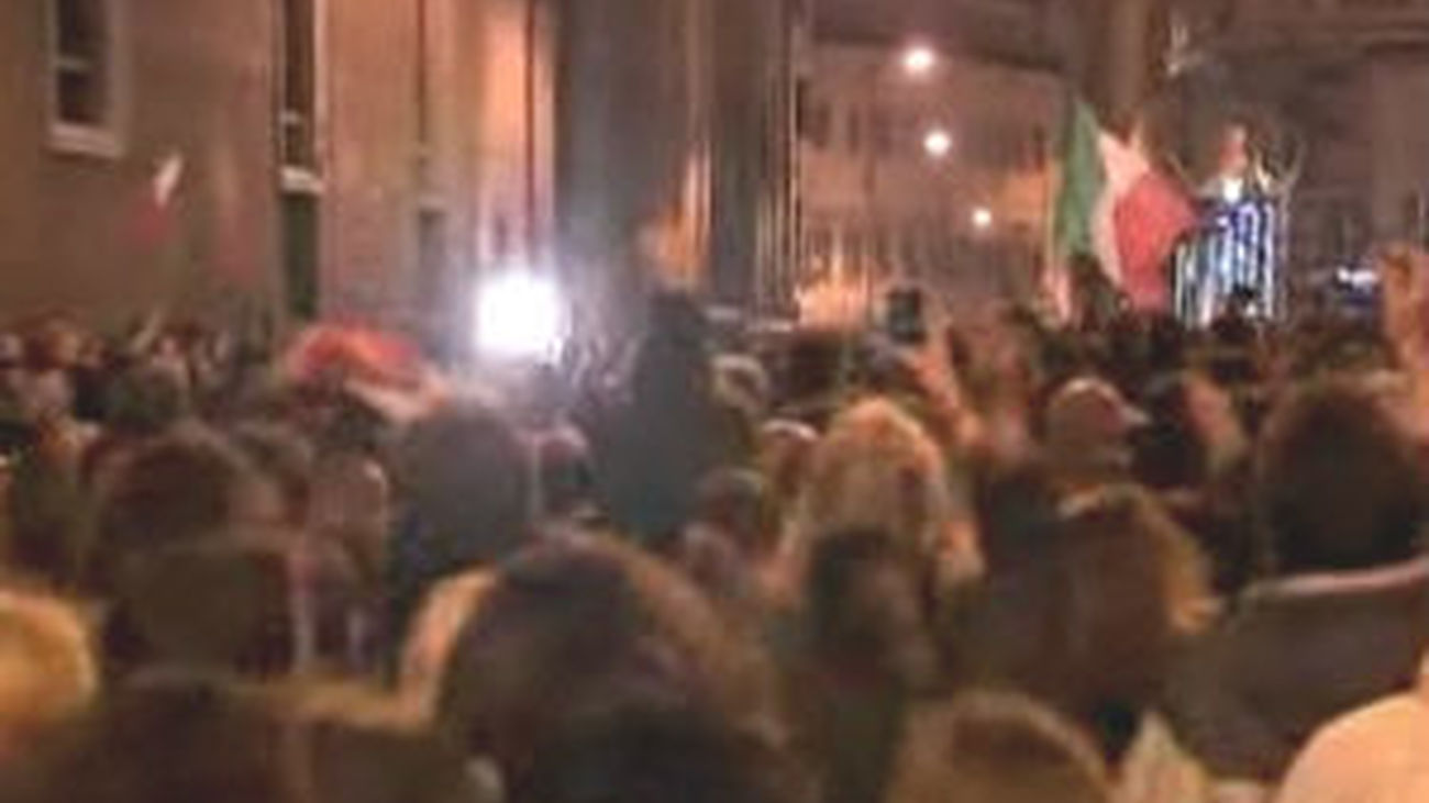 Miles de italianos celebran por las calles la dimisión de Berlusconi