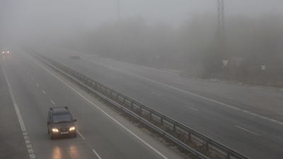 La niebla y varios accidentes complican el tráfico a primera hora