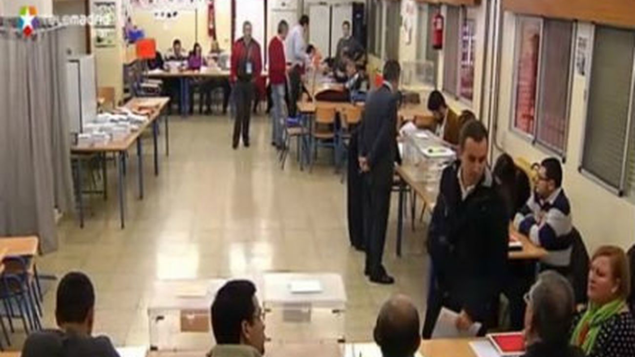 Las 'camisetas verdes' centran las escasas incidencias  en los colegios electorales de la región